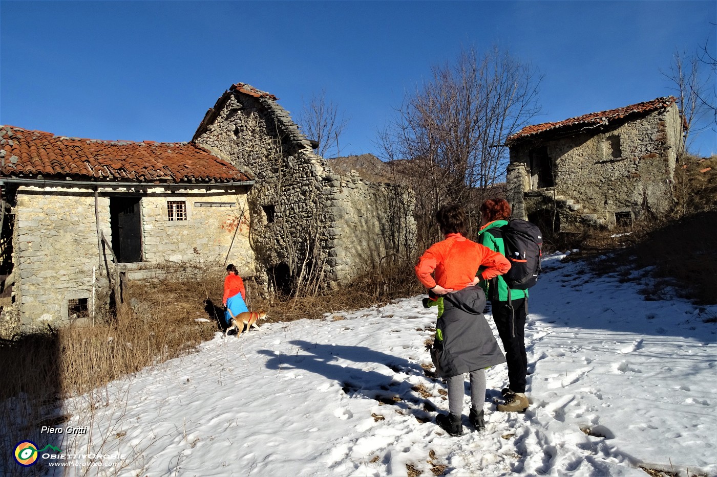 16 Cascinale con baite stalle fienili abbandonati.JPG -                                